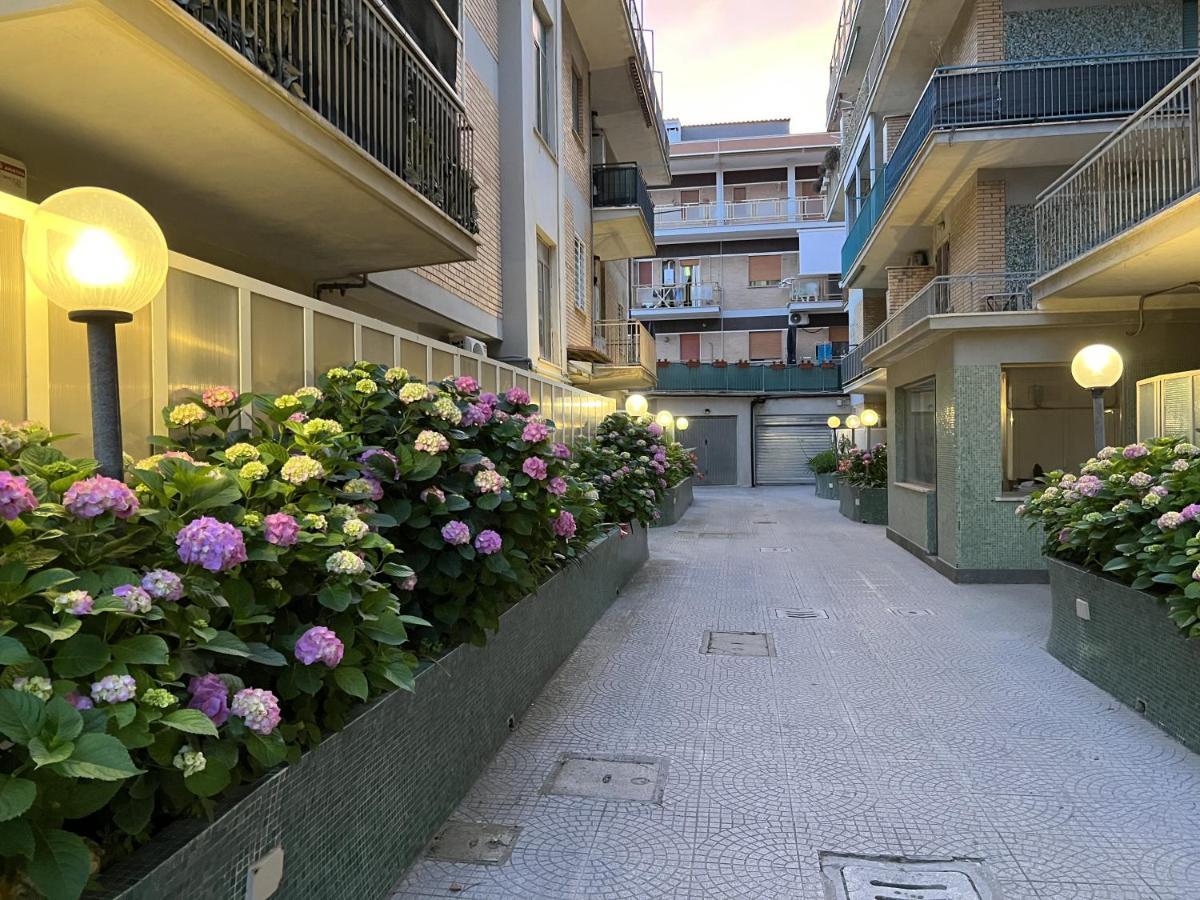 Lotus - Appartamento Sul Mare A Ostia Con Giardino Relax Luaran gambar