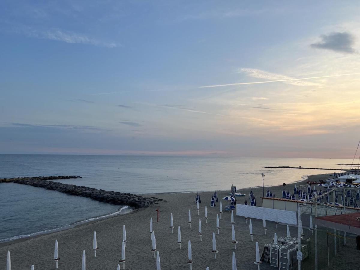 Lotus - Appartamento Sul Mare A Ostia Con Giardino Relax Luaran gambar