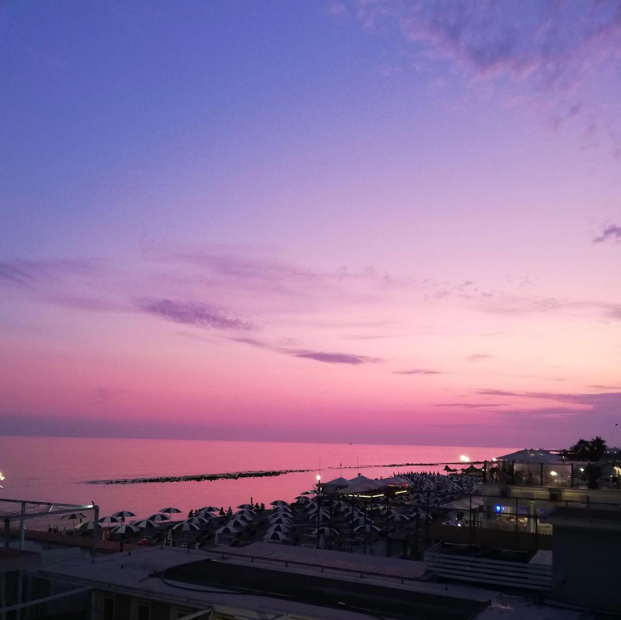Lotus - Appartamento Sul Mare A Ostia Con Giardino Relax Luaran gambar